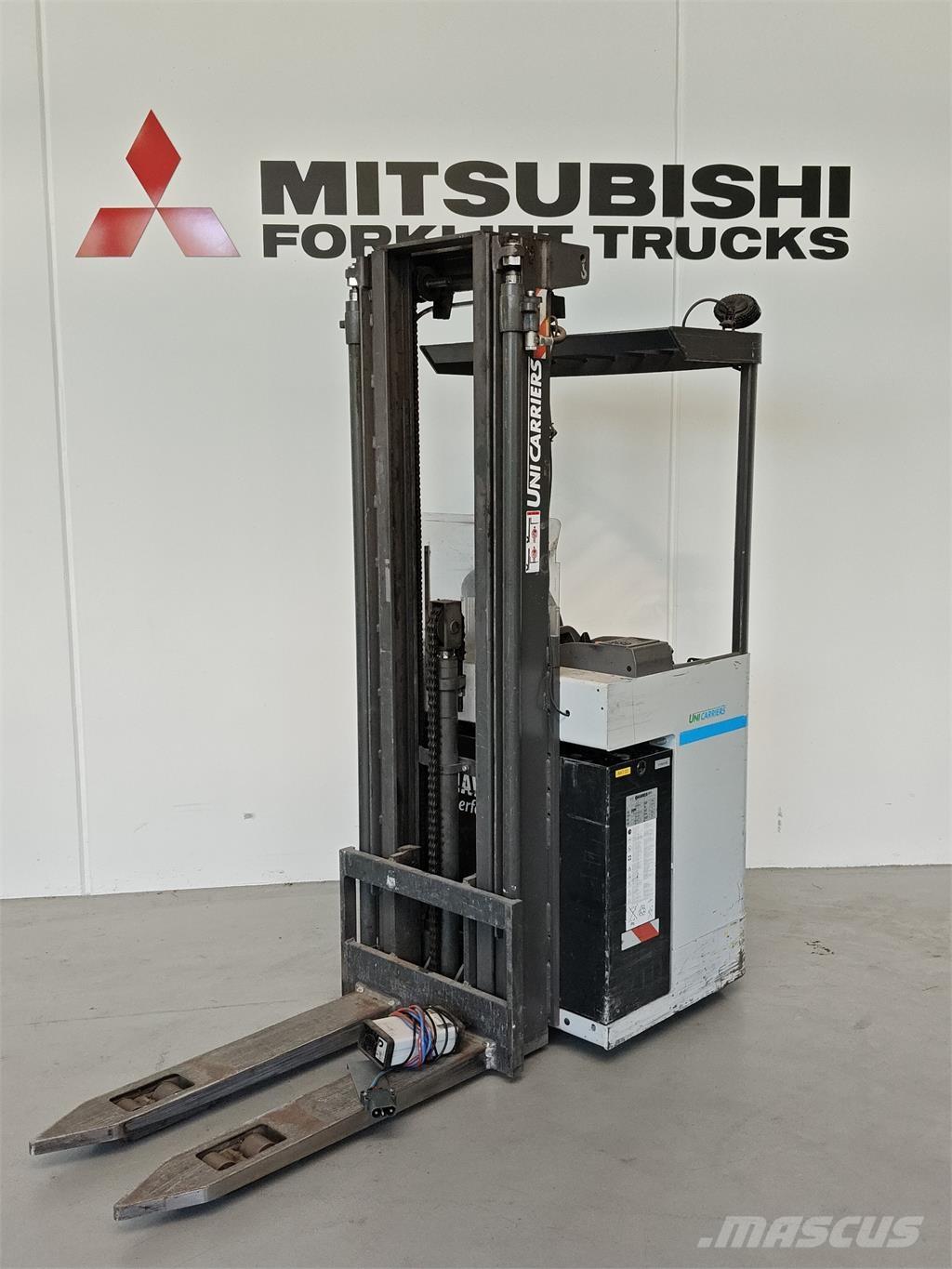 Atlet XSN160E 自走式スタッカー