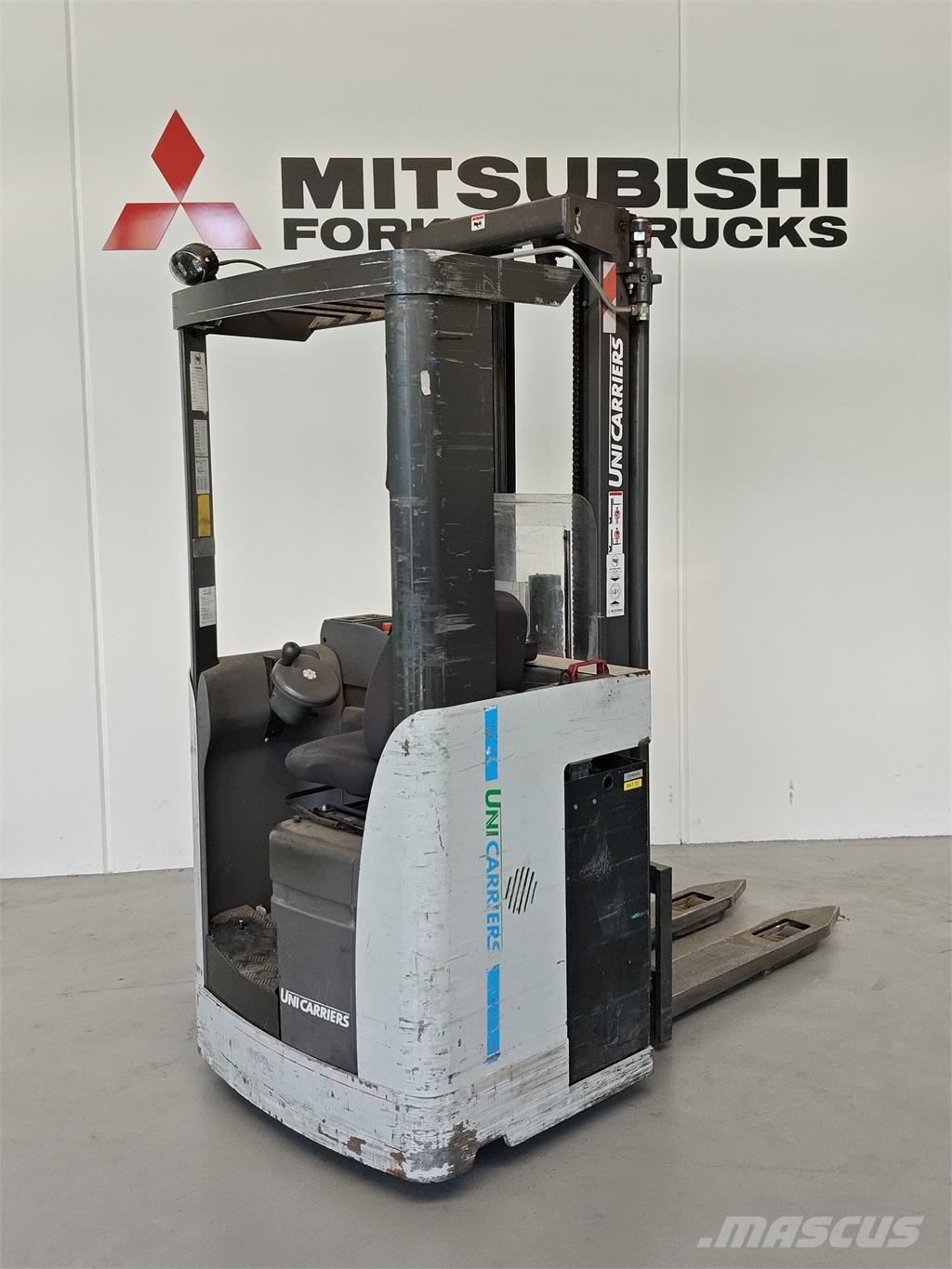 Atlet XSN160E 自走式スタッカー