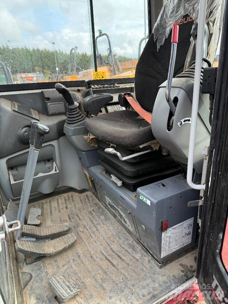 Takeuchi TB 230 ミニ油圧ショベル 7t以下（ミニユンボ・ミニディガー）