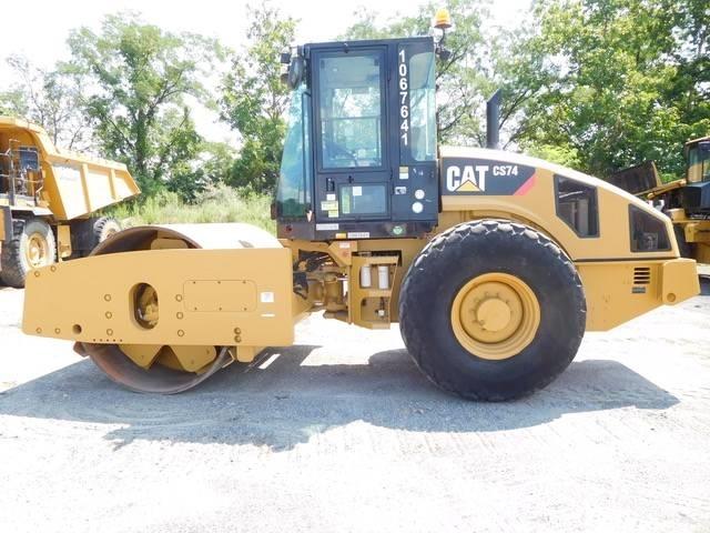 CAT CS 74 振動ローラ