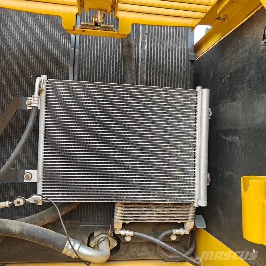 Komatsu 220-8 大型油圧ショベル12t以上（パワーショベル・ユンボ）
