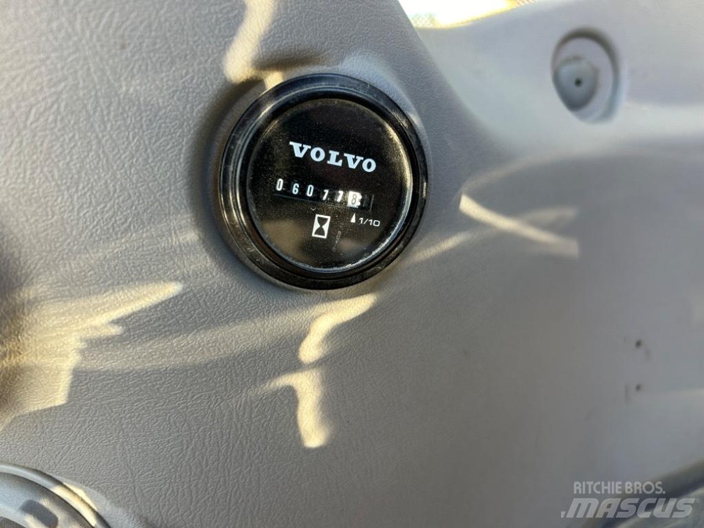 Volvo EC 220 DL 大型油圧ショベル12t以上（パワーショベル・ユンボ）
