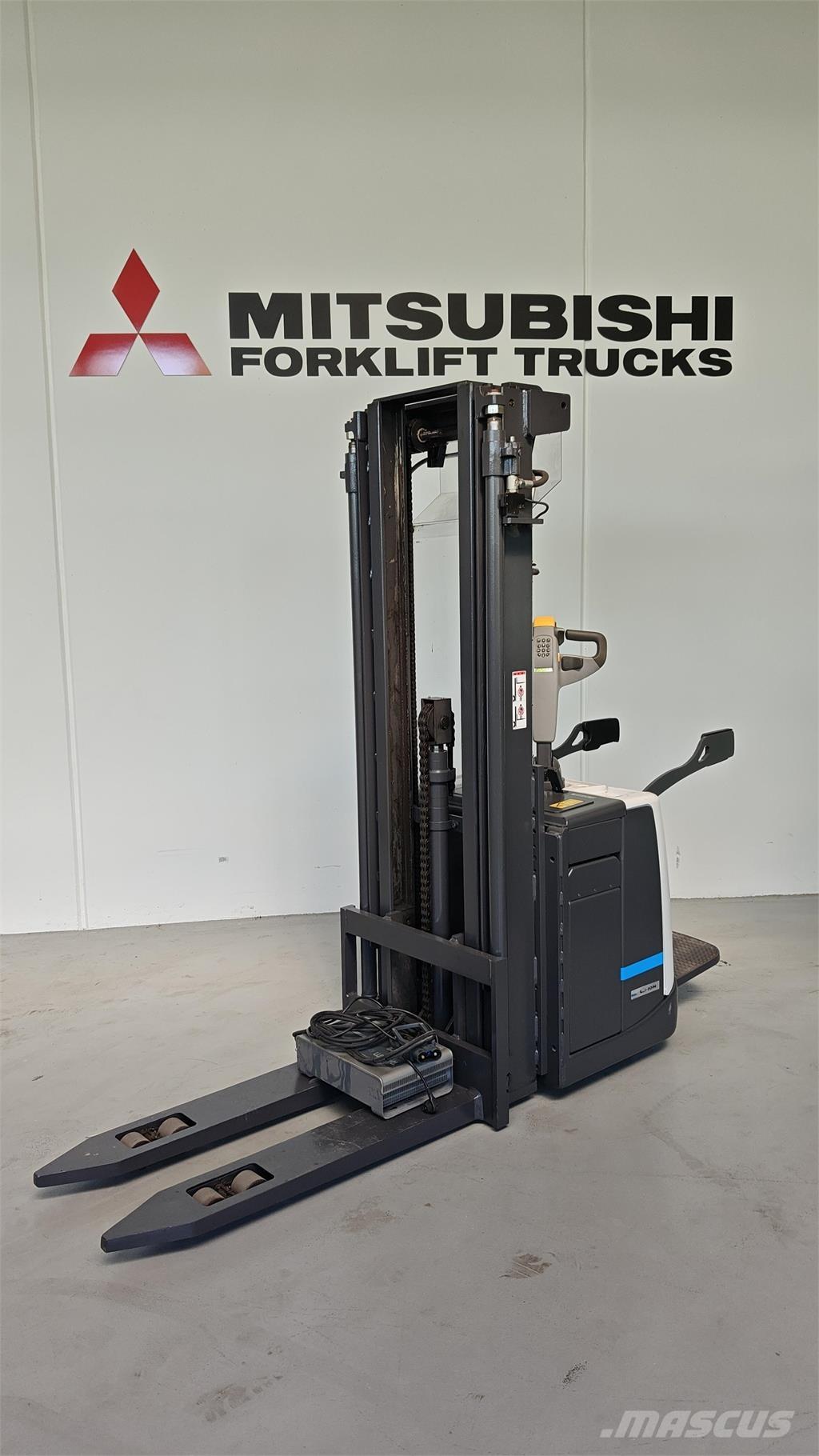 Atlet PSP125 自走式スタッカー