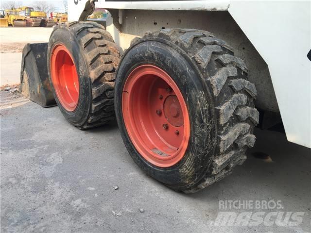 Bobcat S 130 スキッドステアローダー