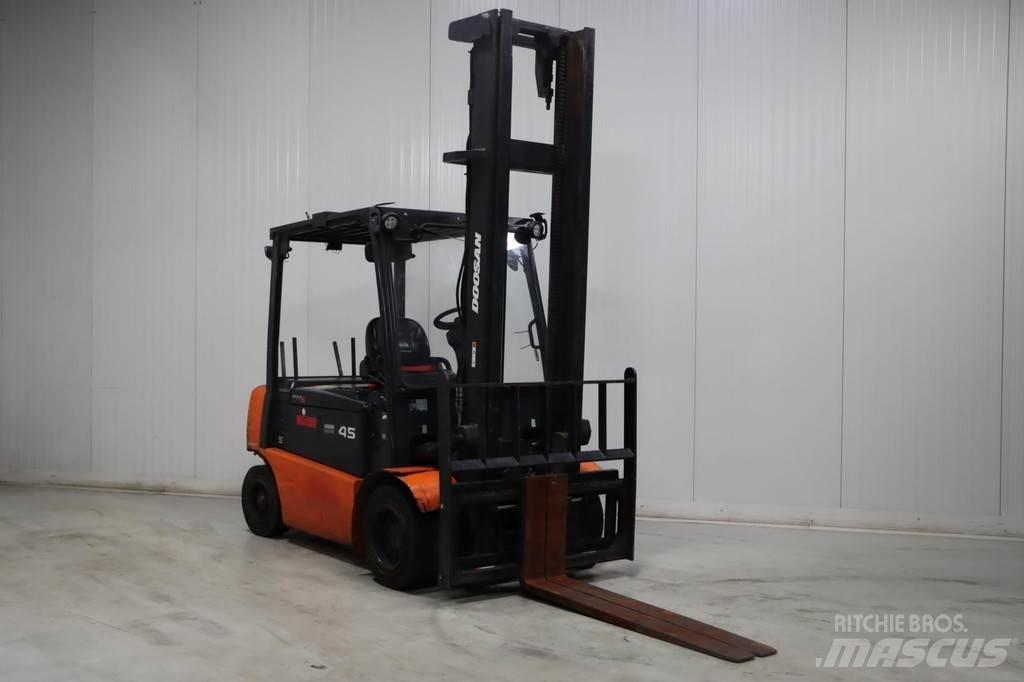 Doosan B45X-5 バッテリーフォークリフト
