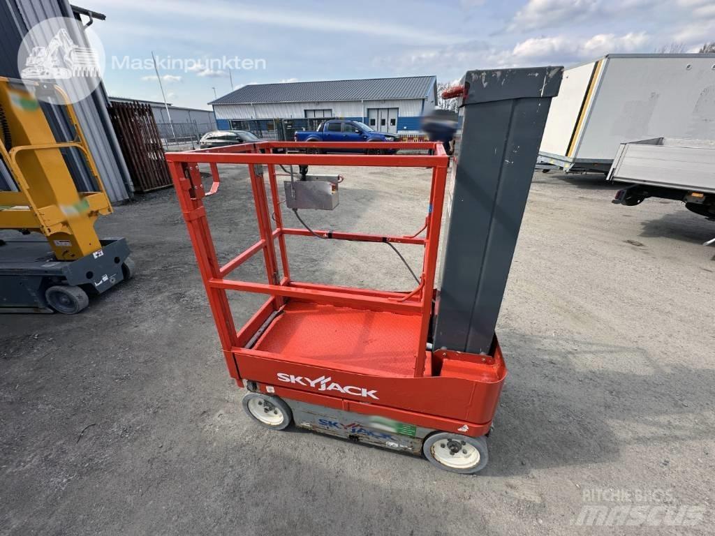 SkyJack SJ 12 垂直昇降型リフト