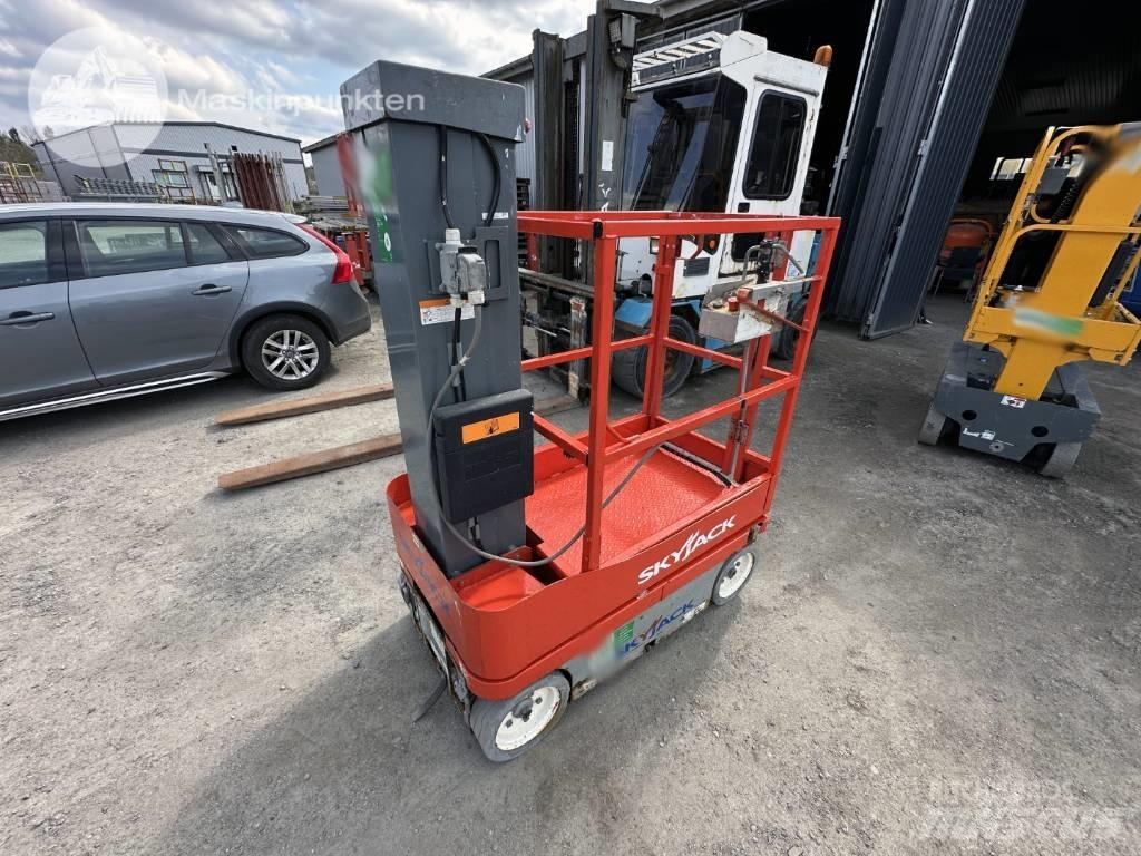 SkyJack SJ 12 垂直昇降型リフト