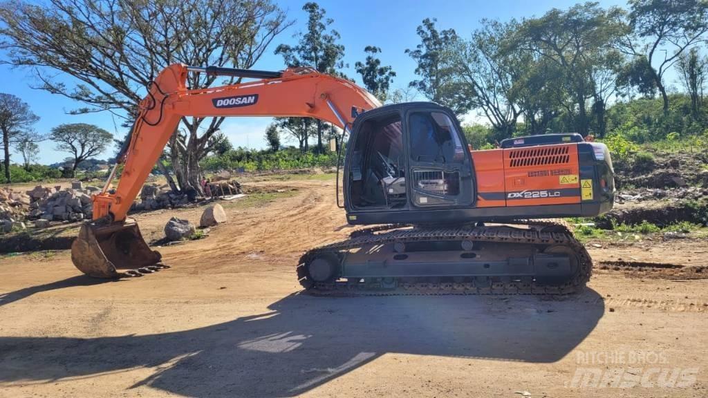 Doosan DX 225 LCA 大型油圧ショベル12t以上（パワーショベル・ユンボ）