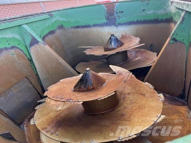 Peecon 26M³ ミキサーフィーダー