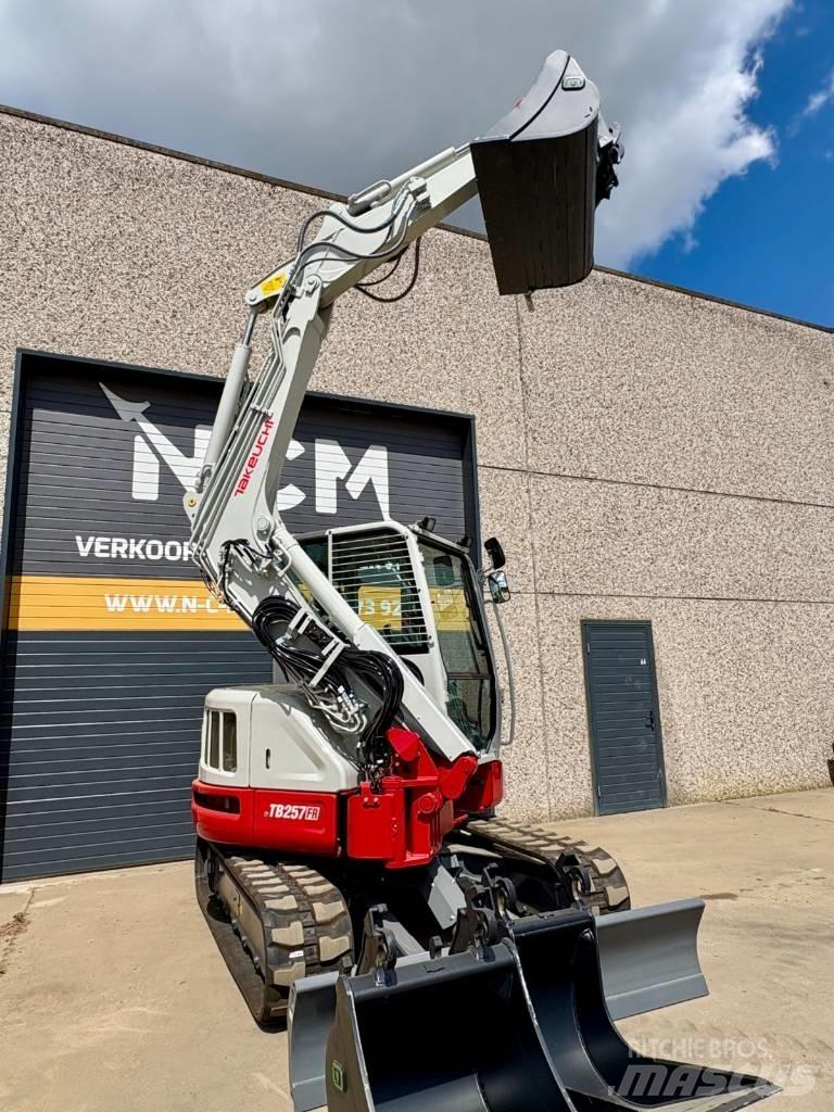 Takeuchi TB 257 FR ミニ油圧ショベル 7t以下（ミニユンボ・ミニディガー）