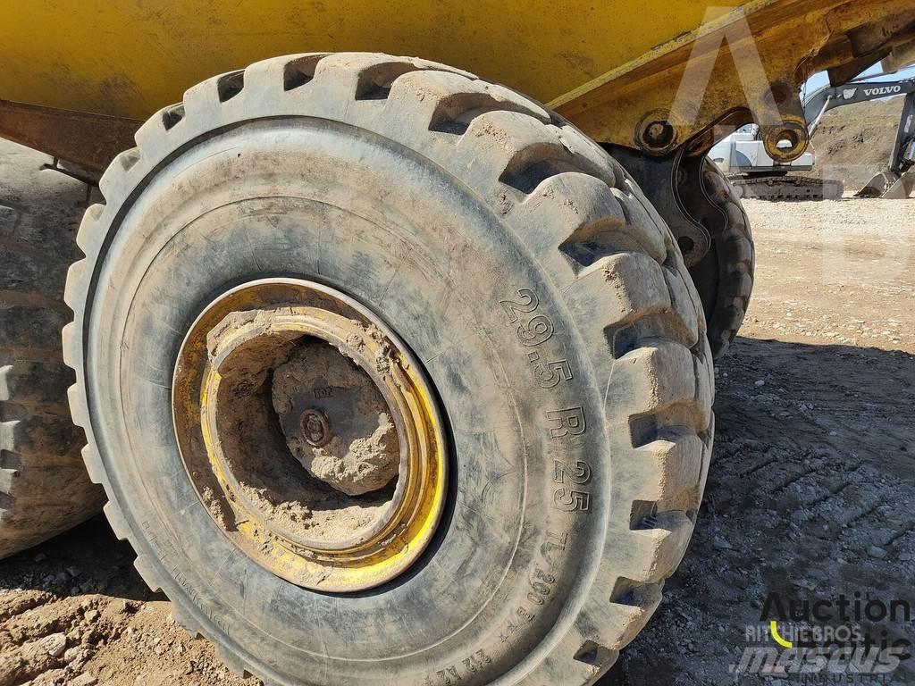 Komatsu HM400 アーティキュレート式ダンプトラック