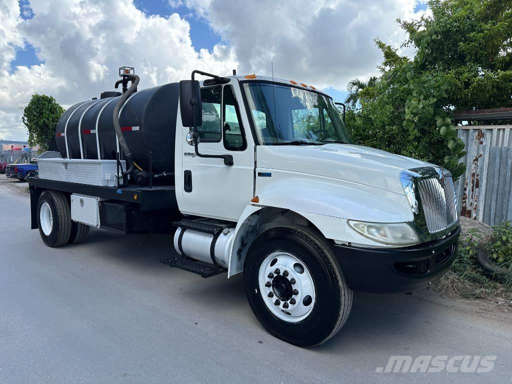 International 4300 コンバイン／バキュームトラック