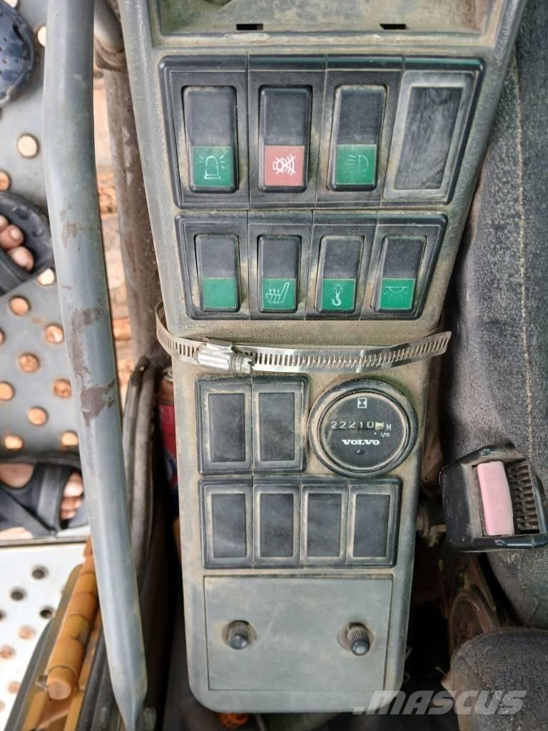 Volvo EC 360 サイト　ダンプ