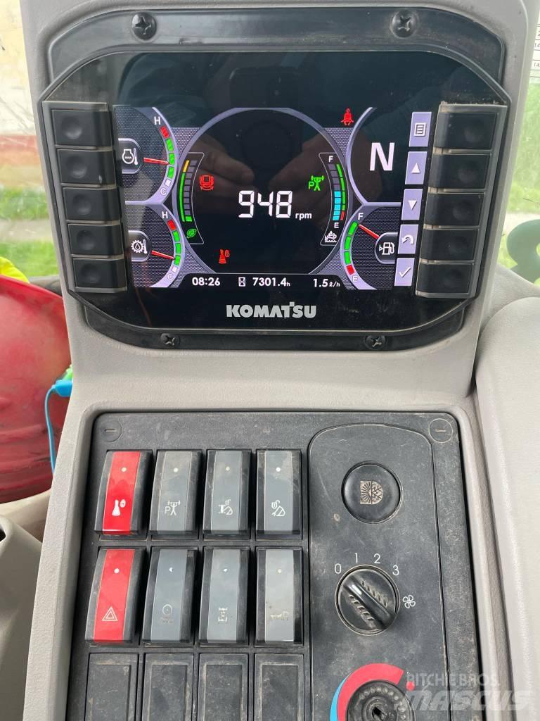 Komatsu WB 93 R-8 バックホーローダー