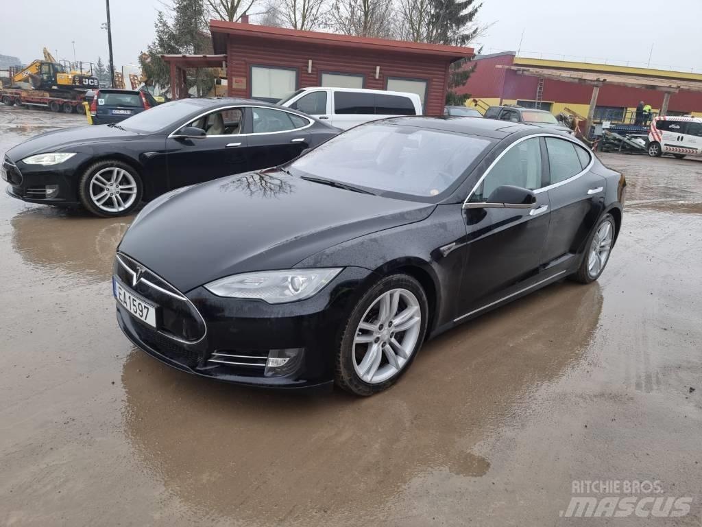 Tesla Model S P85D 自動車