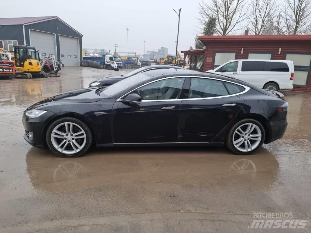 Tesla Model S P85D 自動車