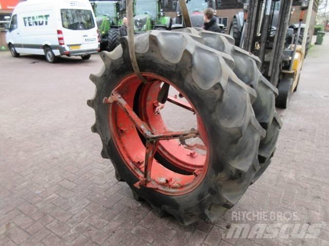 Goodyear 13.6/36 タイヤ、ホイル、リム