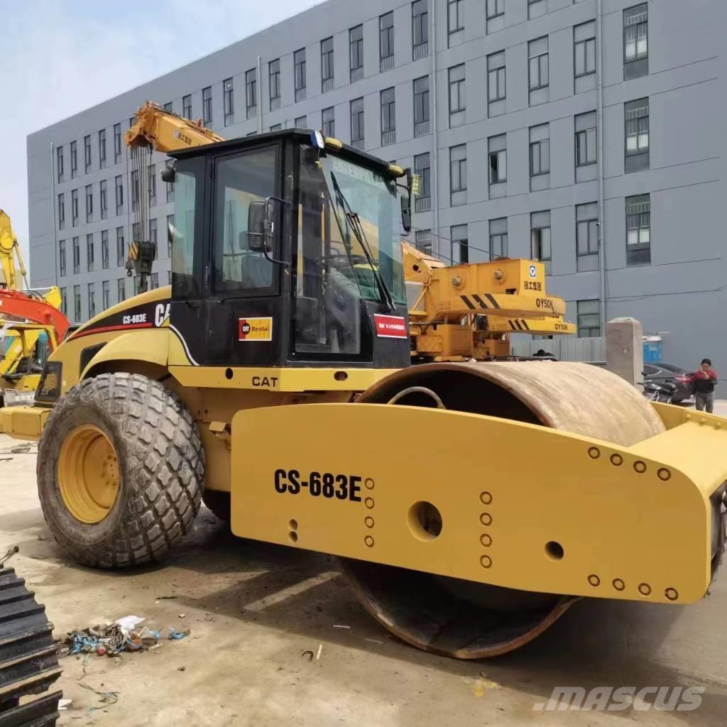 CAT CS 683 E 振動ローラ