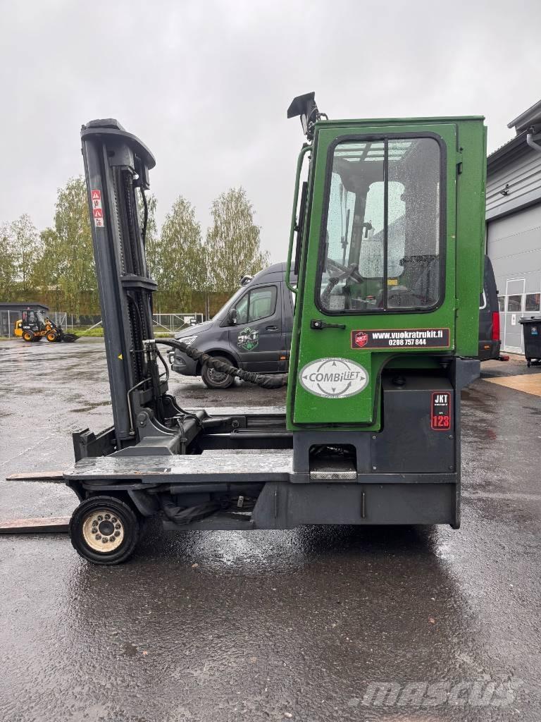 Combilift C 4000 全方向リーチ型フォークリフト