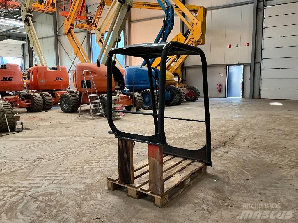 Kubota U 27-4 キャビン及び内装