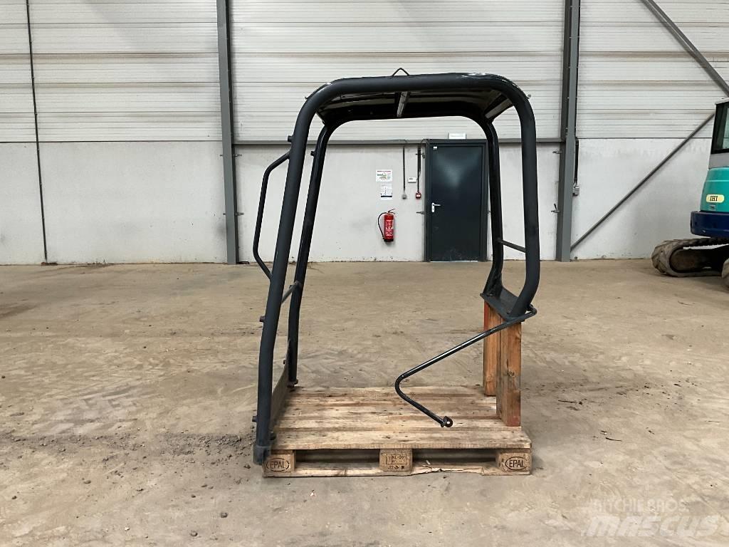 Kubota U 27-4 キャビン及び内装