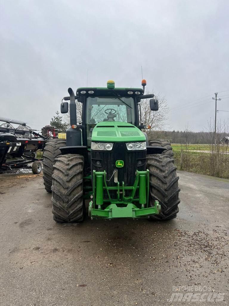 John Deere 8260R トラクター