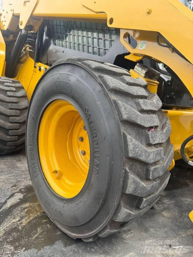 CAT 272D3 スキッドステアローダー