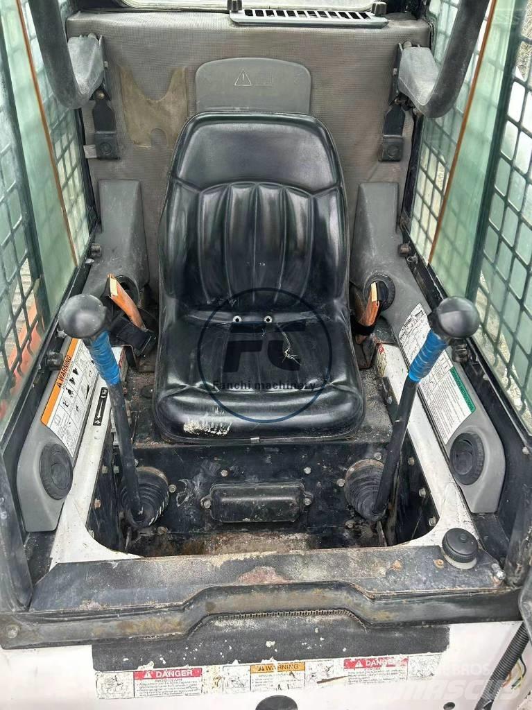Bobcat S 330 スキッドステアローダー