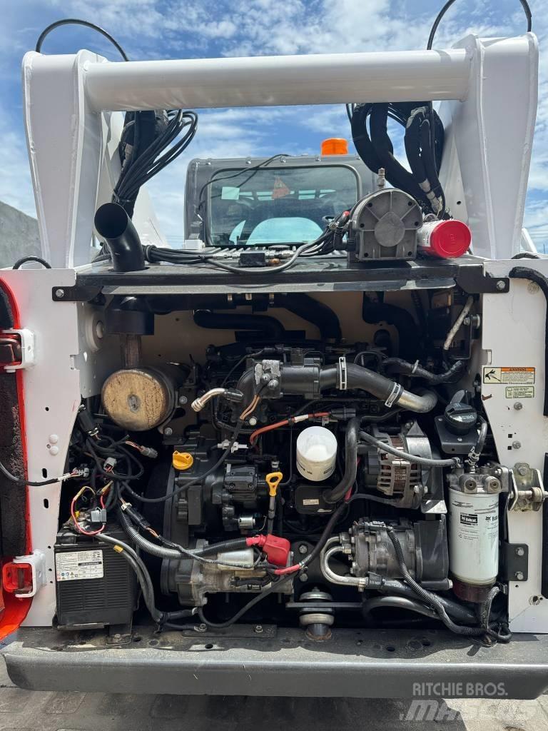 Bobcat T 740 スキッドステアローダー