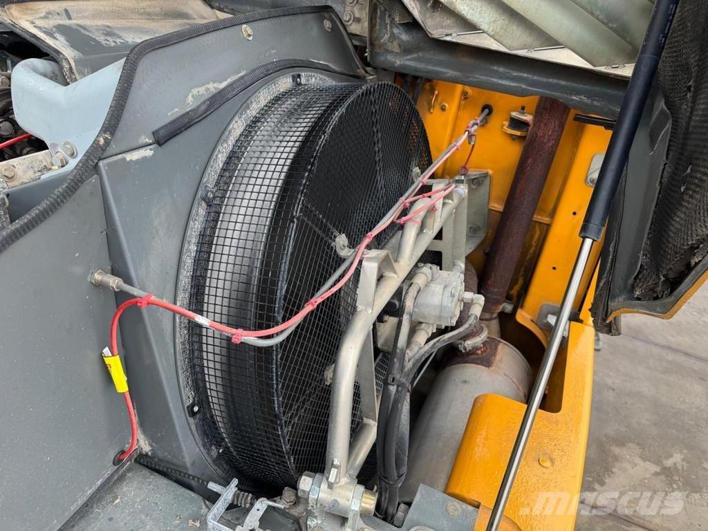 Liebherr A 316 廃棄物／工業産廃処理機