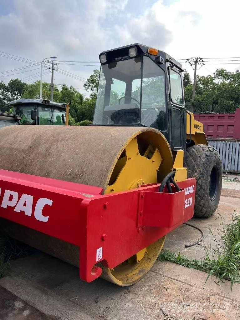 Dynapac CA 25 D 振動ローラ