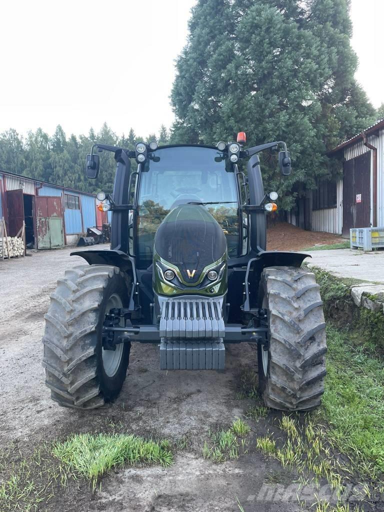 Valtra G 135 トラクター