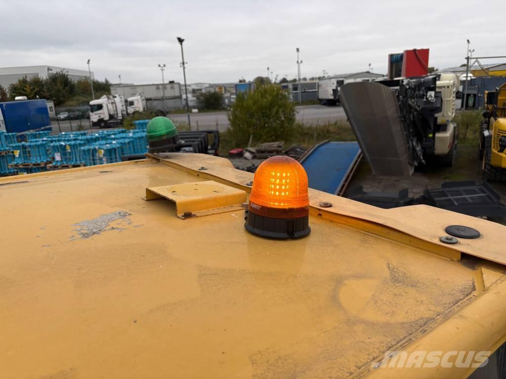 Komatsu HM300-3 アーティキュレート式ダンプトラック