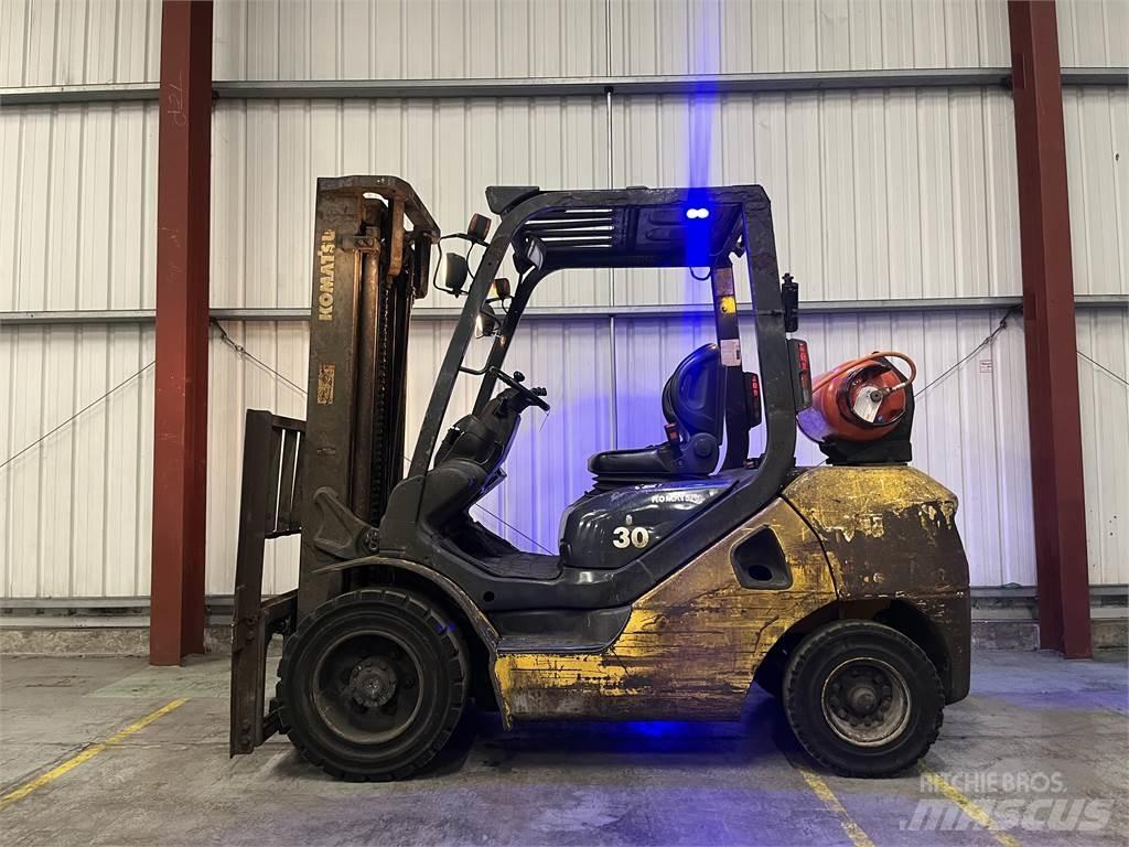 Komatsu FG30T-17 LPGフォークリフト