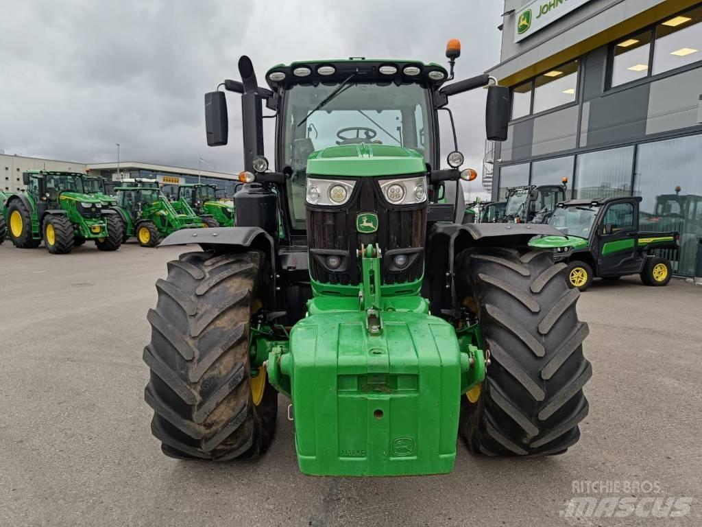 John Deere 6215 R トラクター