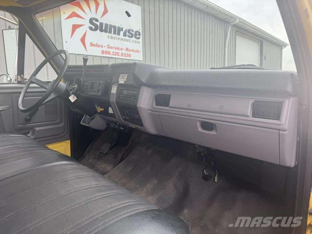 Ford F 700 平ボディー