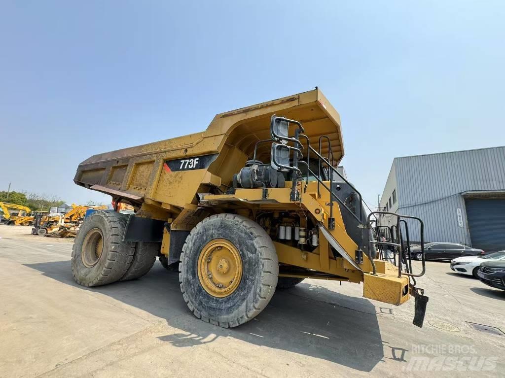CAT 773 F アーティキュレート式ダンプトラック