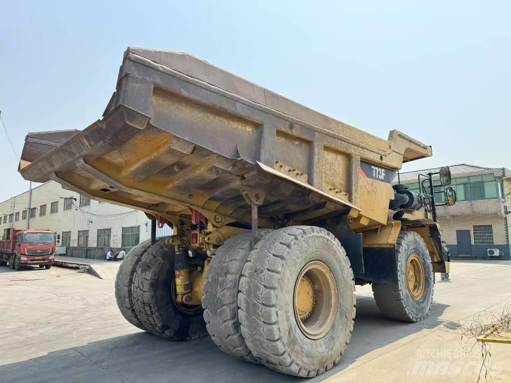 CAT 773 F アーティキュレート式ダンプトラック