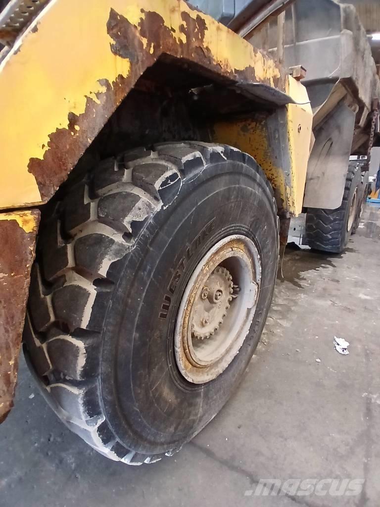 Komatsu HM 300-2 アーティキュレート式ダンプトラック