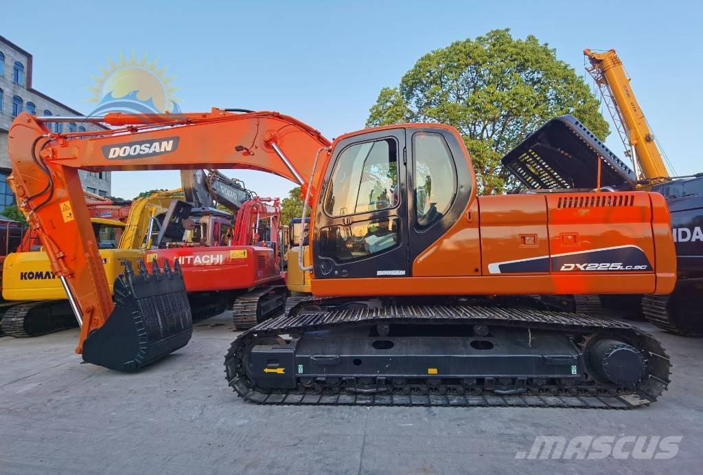 Doosan DX 225 LC 大型油圧ショベル12t以上（パワーショベル・ユンボ）