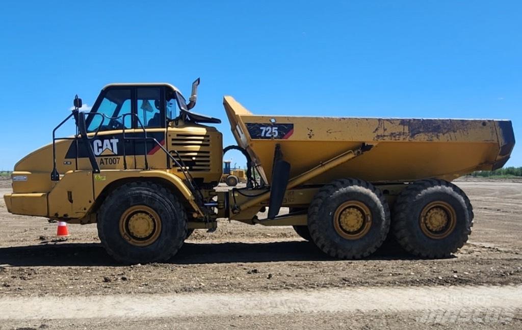 CAT 725 アーティキュレート式ダンプトラック