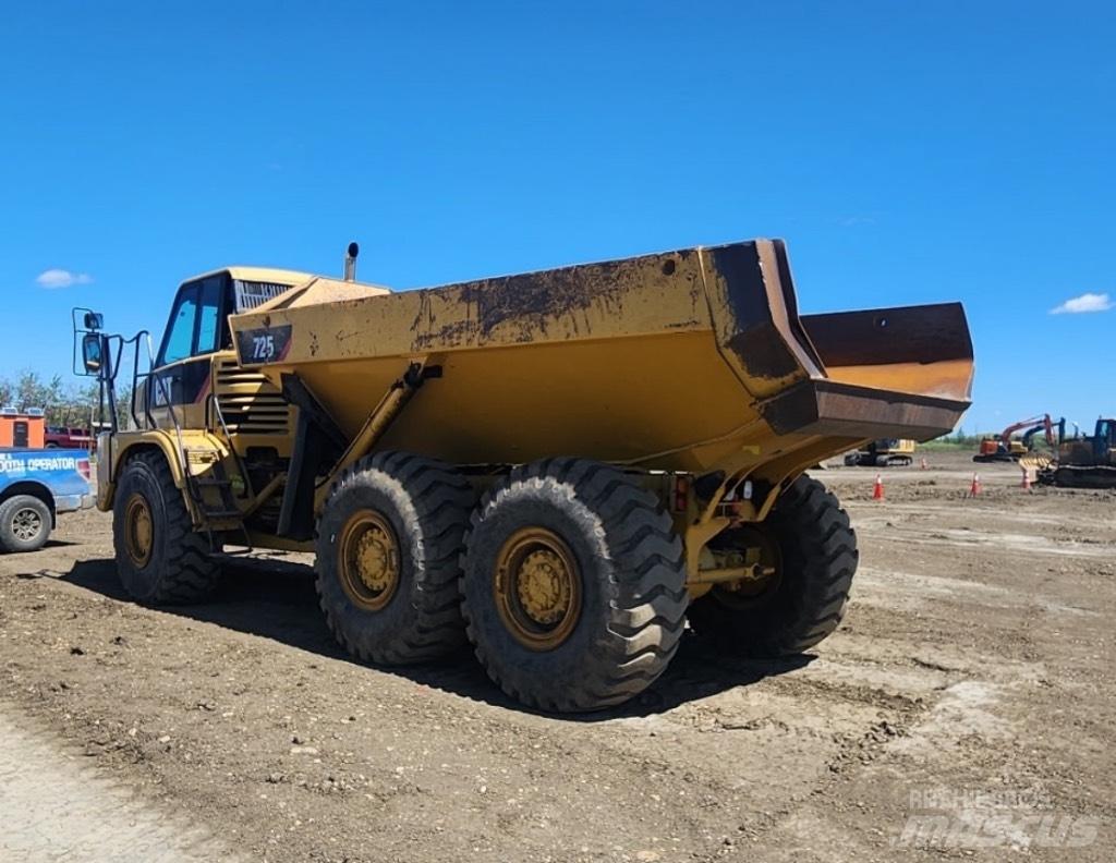 CAT 725 アーティキュレート式ダンプトラック