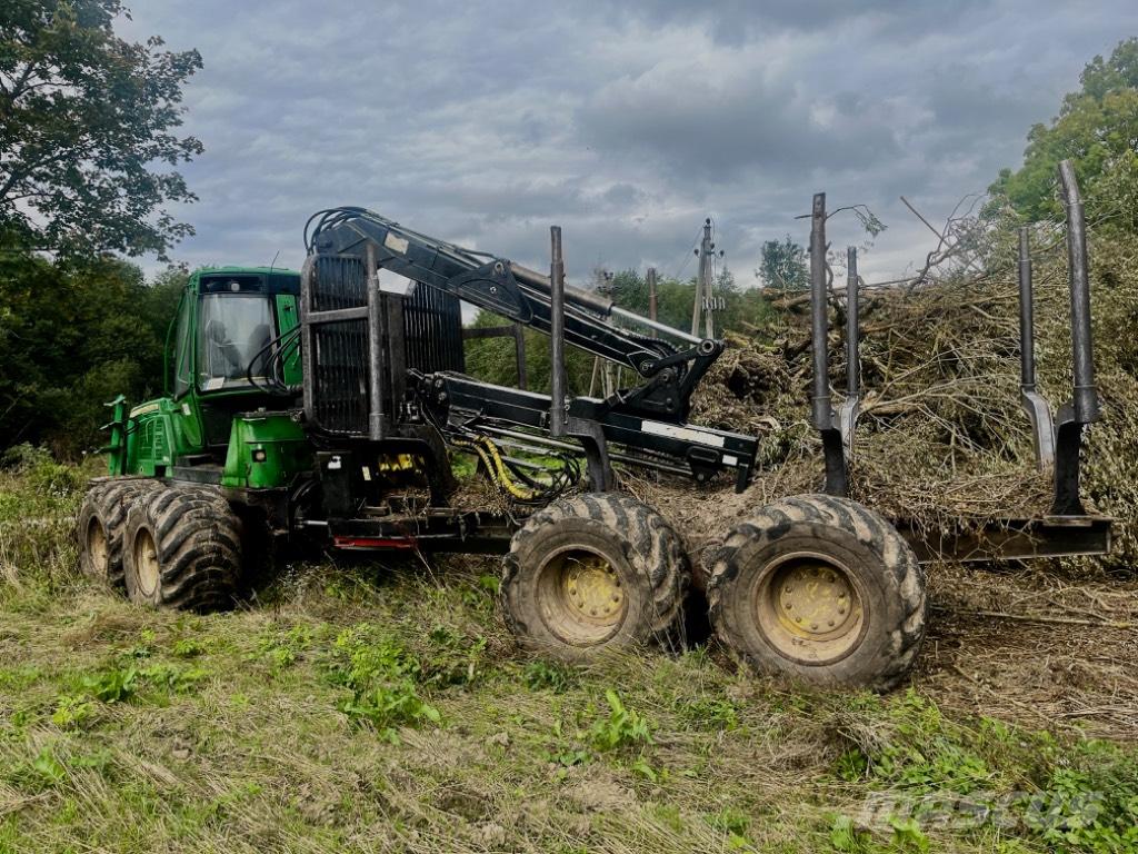 John Deere 1110 E フォワーダー