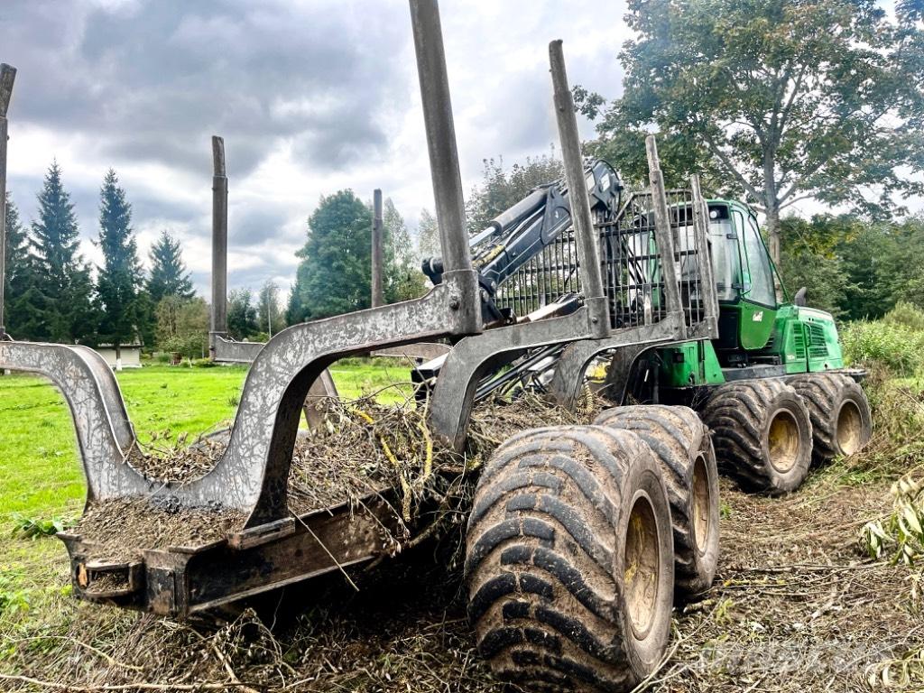 John Deere 1110 E フォワーダー