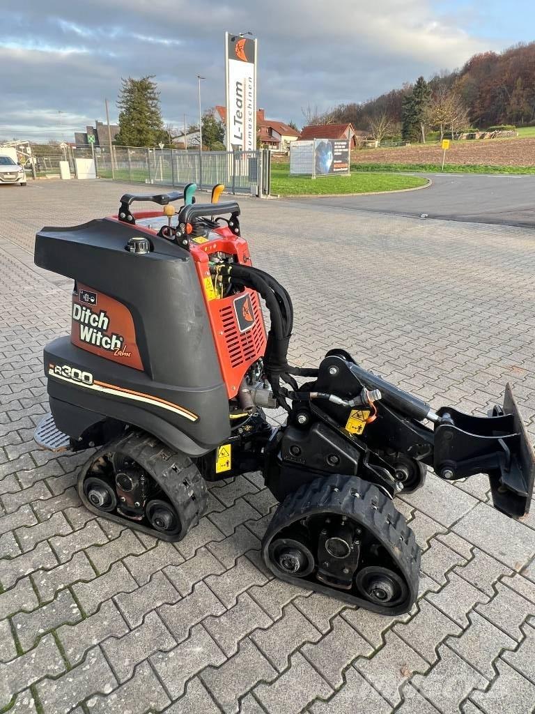Ditch Witch R300 トレンチャー