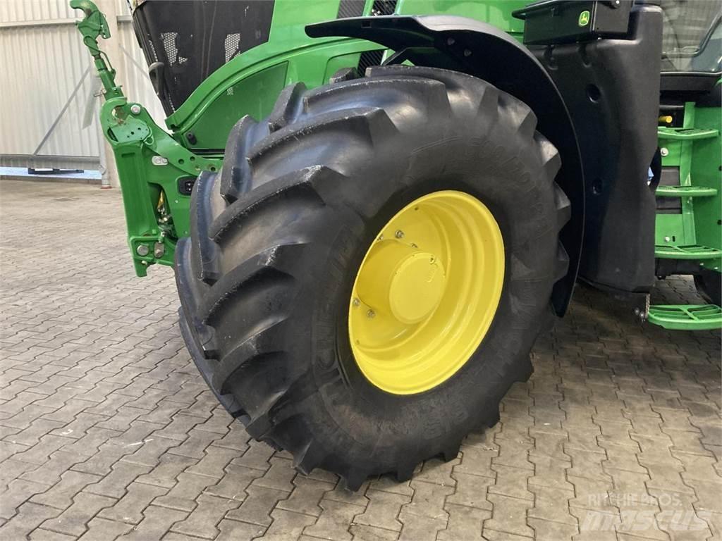 John Deere 6R 215 トラクター