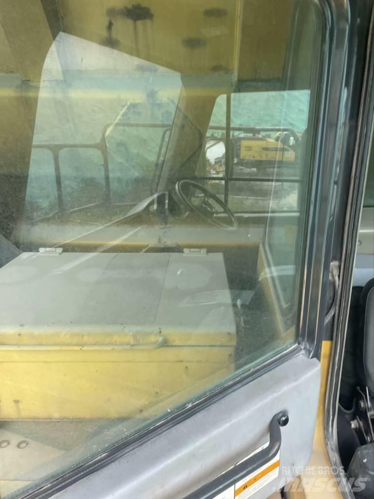 Komatsu HD 605-7 リジットフレーム式ダンプトラック