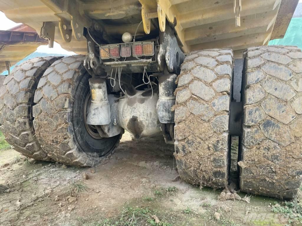 Komatsu HD 605-7 リジットフレーム式ダンプトラック