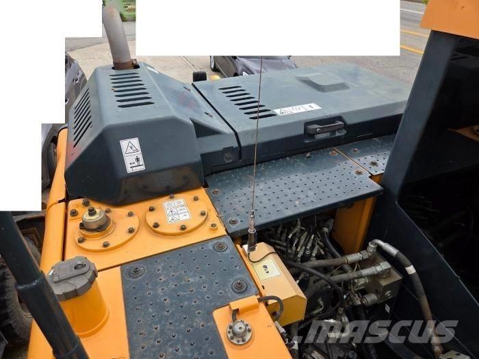Hyundai HW 145 ホイール式油圧ショベル（パワーショベル・ユンボ・バックホー）