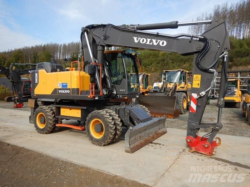 Volvo EW 220 E ホイール式油圧ショベル（パワーショベル・ユンボ・バックホー）